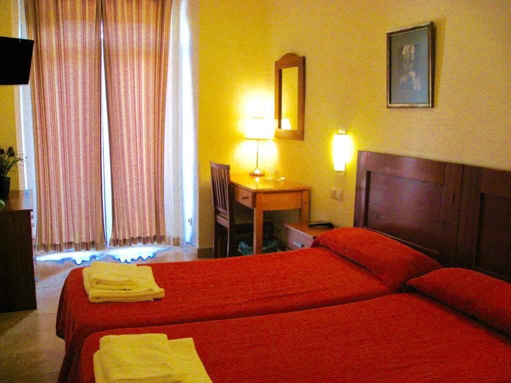 Hostal Tirso Plaza Madrid Extérieur photo